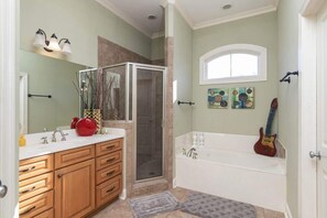 Shower, hair dryer, towels, shampoo - Oxford's Country Club Golf Course! (Oxford)
