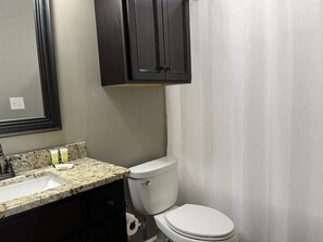 Shower, hair dryer, towels, shampoo - Great Location 3 Bedroom 3 Bathroom Condo (Oxford)