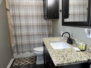 Shower, hair dryer, towels, shampoo - Great Location 3 Bedroom 3 Bathroom Condo (Oxford)