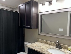 Shower, hair dryer, towels, shampoo - Great Location 3 Bedroom 3 Bathroom Condo (Oxford)