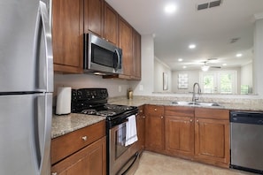 Jääkaappi, mikroaaltouuni, uuni, liesi