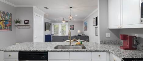 ثلاجة، ميكروويف، فرن، موقد طهي مسطح