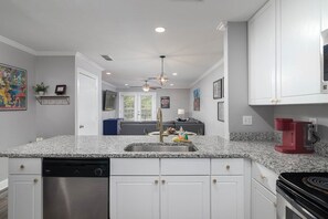 Kjøleskap, mikrobølgeovn, ovn og kokeplater