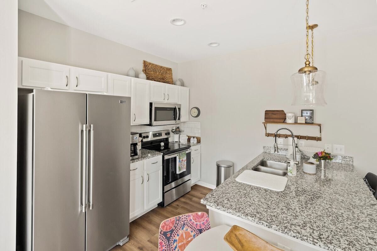 Kjøleskap, mikrobølgeovn, ovn og kokeplater