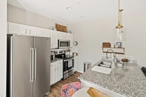 Geladeira, micro-ondas, fogão, cooktop