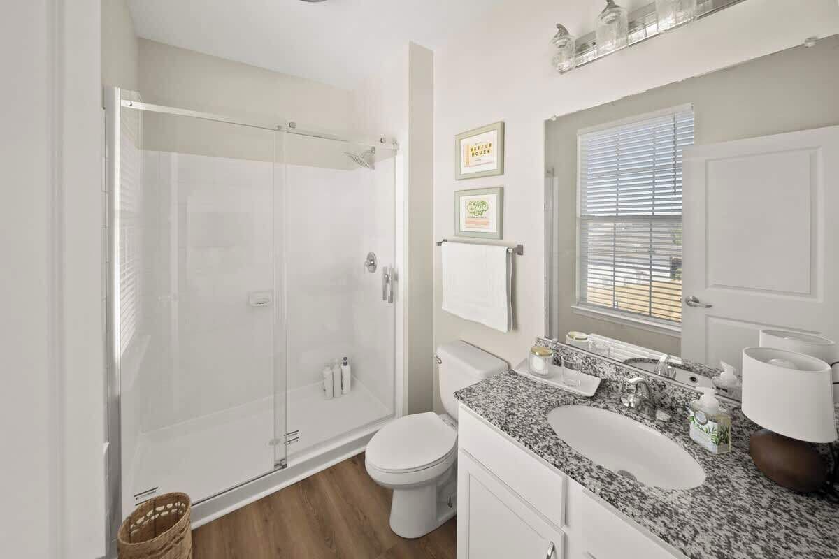 Douche, séchoir à cheveux, serviettes fournies, shampooing