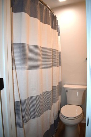 Dusche, Haartrockner, Handtücher, Shampoo