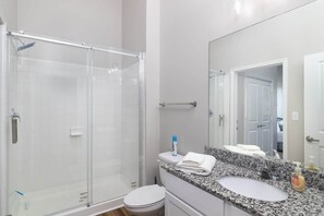 Douche, sèche-cheveux, serviettes fournies, shampoing