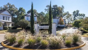 Una zona residenziale con un cartello che riporta 'Rowandale'.