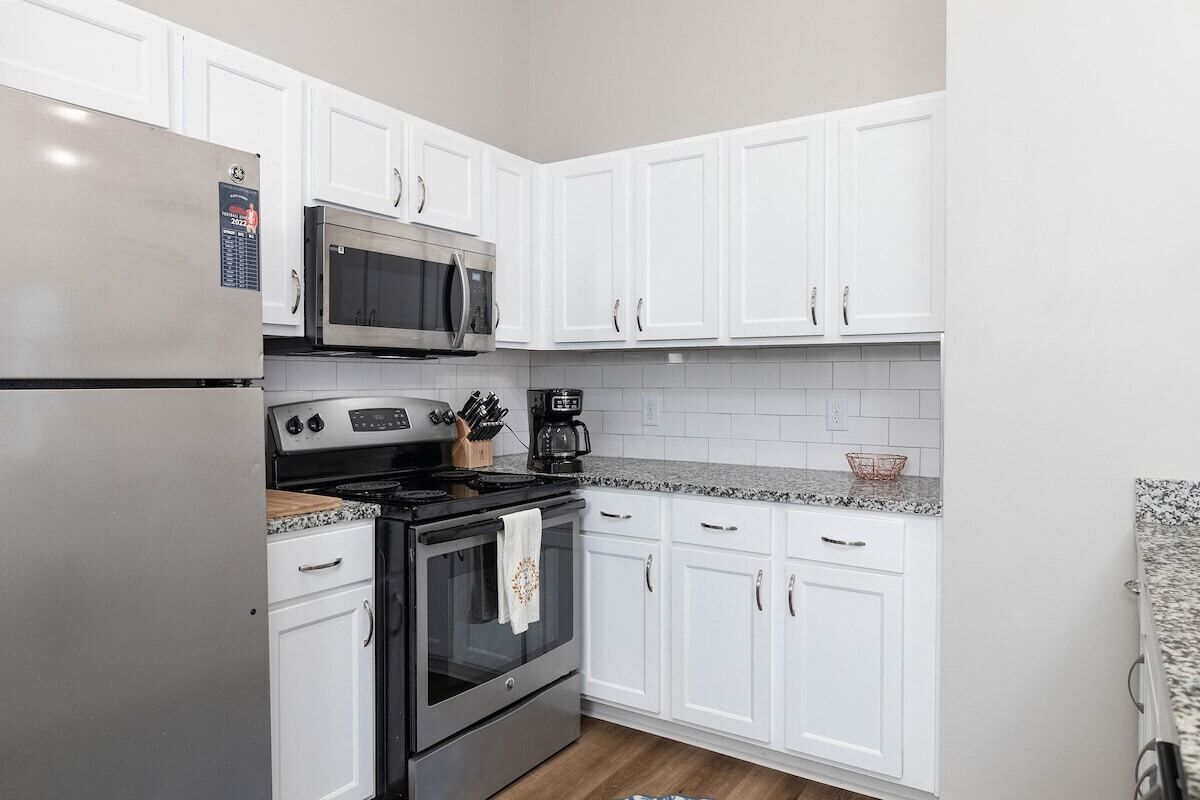 Refrigerador, microondas, horno y parrilla de estufa 