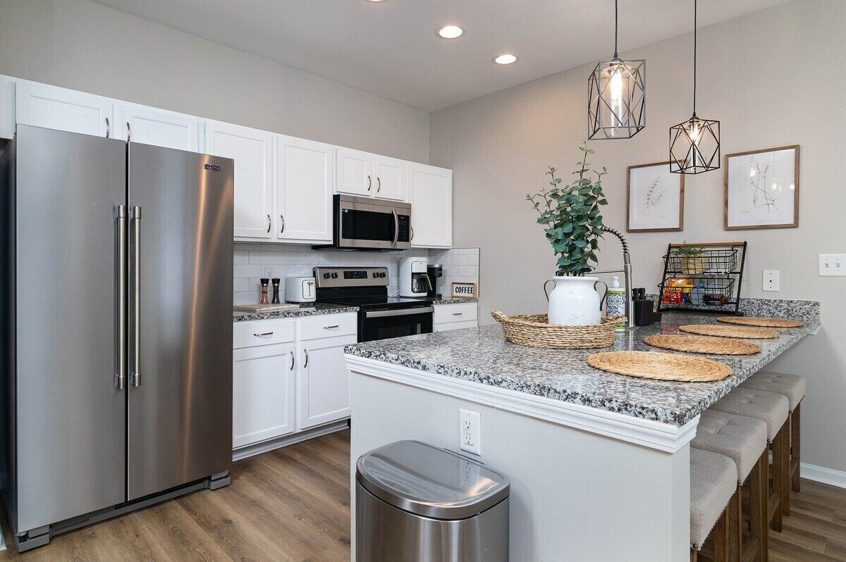 Jääkaappi, mikroaaltouuni, uuni, liesi