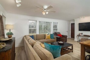 Smart TV, offices - Walk, don't drive! 3/2 condo minutes from campus! (Oxford)