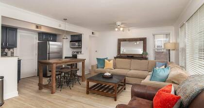 Walk, don't drive! 3/2 condo minutes from campus!
