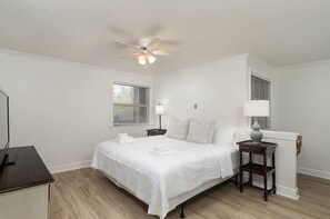 3 bedrooms, desk, iron/ironing board, free WiFi - Walk, don't drive! 3/2 condo minutes from campus! (Oxford)