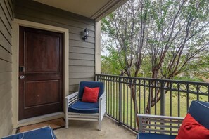 Property grounds - Walk, don't drive! 3/2 condo minutes from campus! (Oxford)