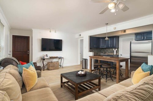Walk, don't drive! 3/2 condo minutes from campus!