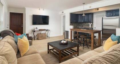 Walk, don't drive! 3/2 condo minutes from campus!