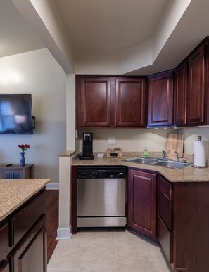 Fridge, microwave, oven, stovetop - Gated Condo, Close to Ole Miss! (Oxford)