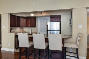 Fridge, microwave, oven, stovetop - Gated Condo, Close to Ole Miss! (Oxford)