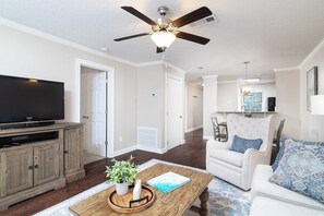 Living area - Lovely Hotty Toddy Haven, Quick Walk to Ole Miss! (Oxford)