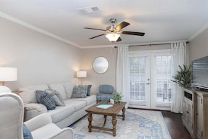 Living area - Lovely Hotty Toddy Haven, Quick Walk to Ole Miss! (Oxford)