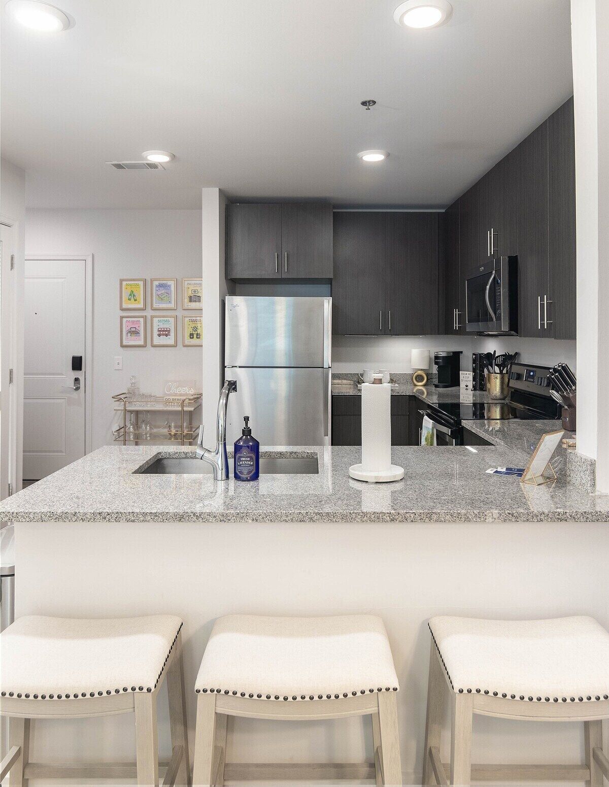 Refrigerador, microondas, horno y parrilla de estufa 