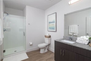 淋浴設備、風筒、提供毛巾、洗頭水