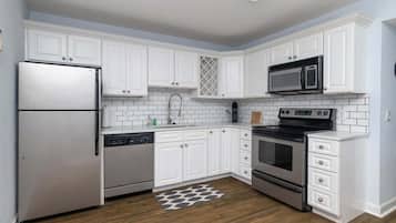 Réfrigérateur, four à micro-ondes, un four, surface de cuisson