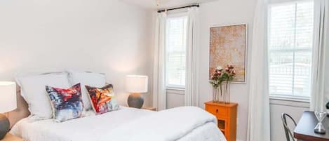 3 habitaciones, escritorio, tabla de planchar con plancha y wifi gratis
