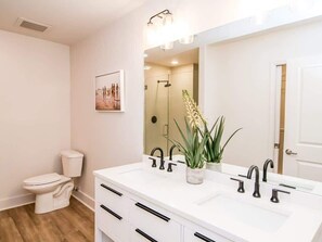Shower, hair dryer, towels, shampoo - The Middle Ground (Oxford)