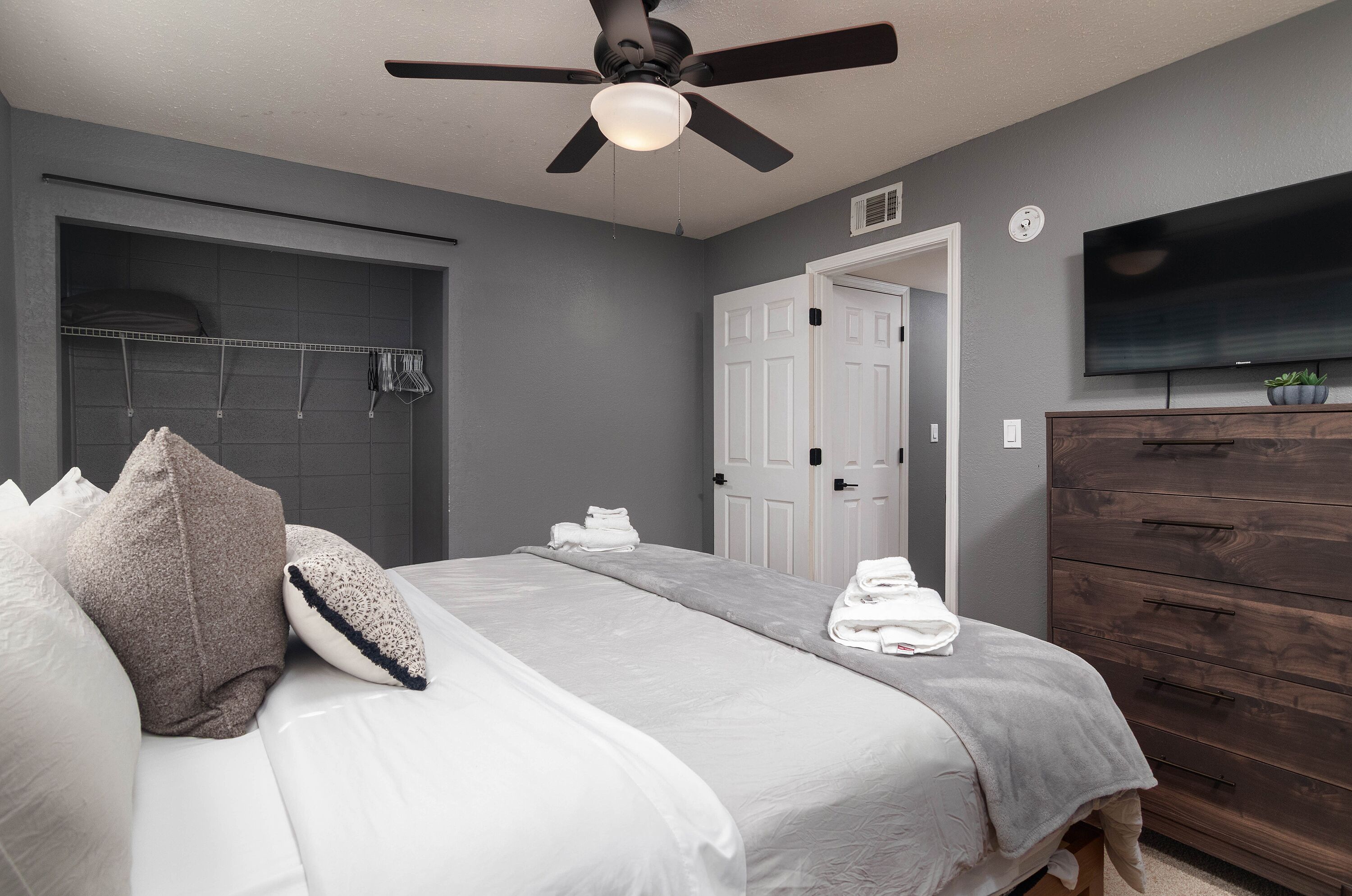 Iron/ironing board, free WiFi, bed sheets