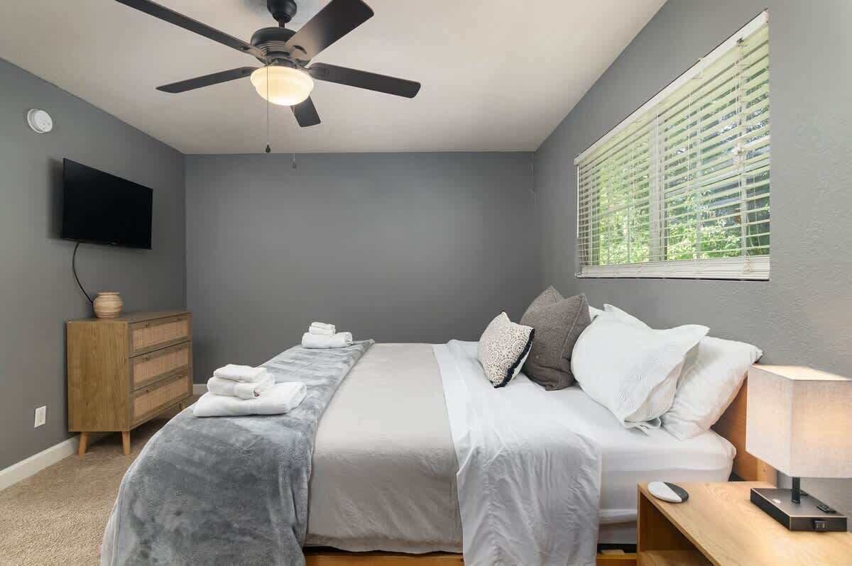 3 bedrooms, iron/ironing board, free WiFi, bed sheets
