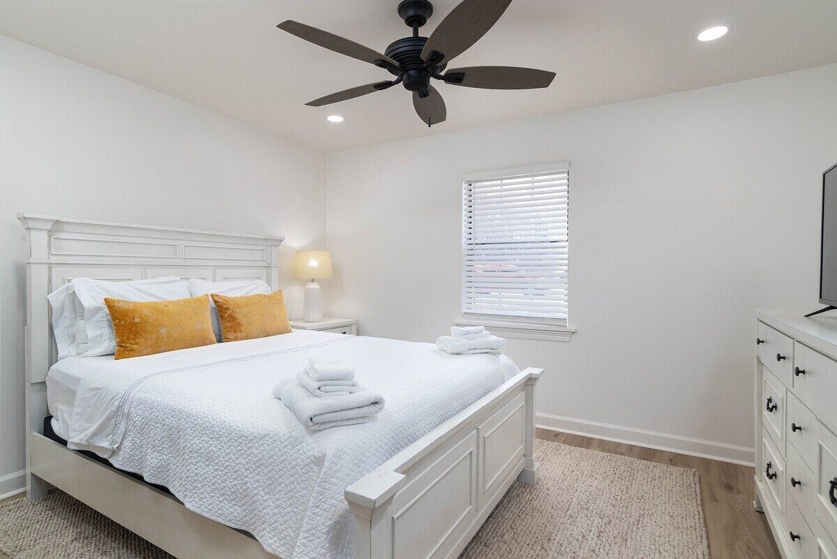 Iron/ironing board, free WiFi, bed sheets