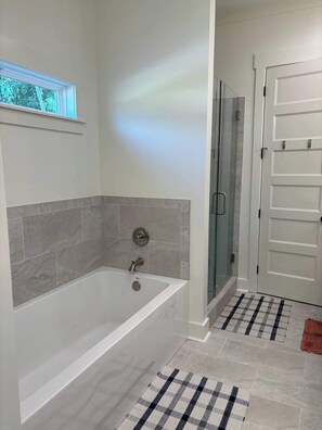 Shower, hair dryer, towels, shampoo - Retreat in Blue (Oxford)