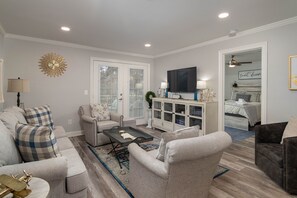 Tabla de planchar con plancha, wifi gratis y ropa de cama 