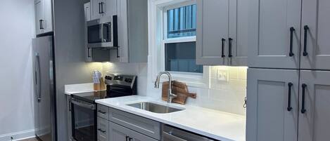 Refrigerador, microondas, horno y parrilla de estufa