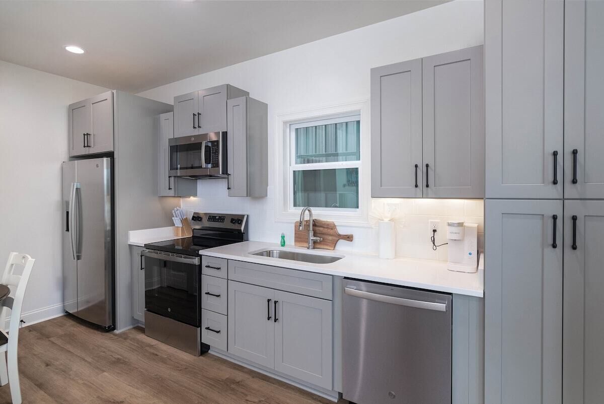 Jääkaappi, mikroaaltouuni, uuni, liesi