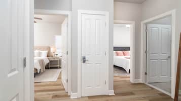 Tabla de planchar con plancha, wifi gratis y ropa de cama