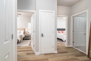 Tabla de planchar con plancha, wifi gratis y ropa de cama 