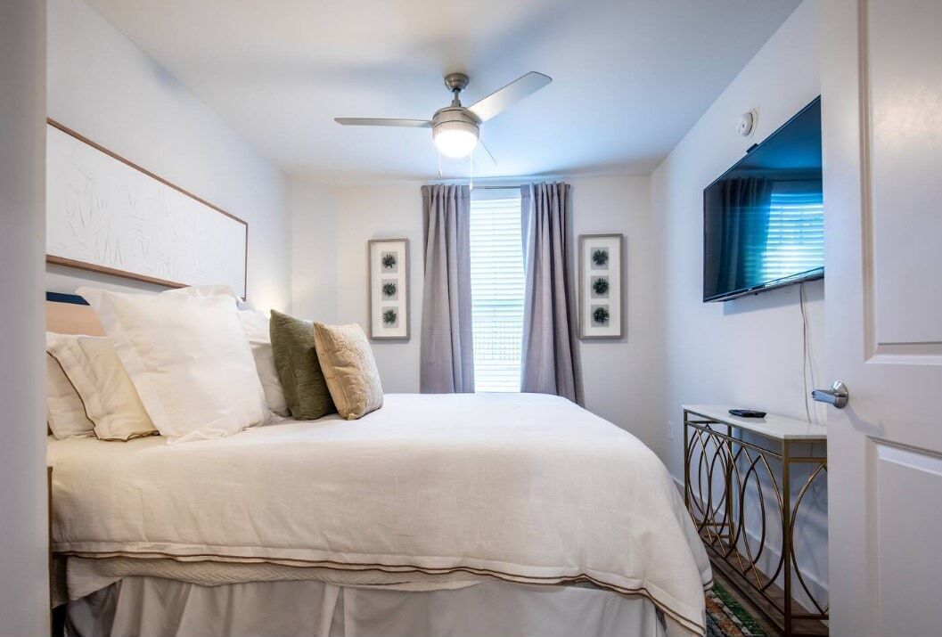 Tabla de planchar con plancha, wifi gratis y ropa de cama 