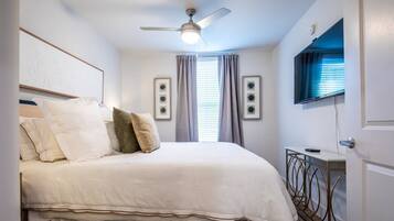 Tabla de planchar con plancha, wifi gratis y ropa de cama