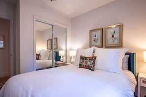 Tabla de planchar con plancha, wifi gratis y ropa de cama 