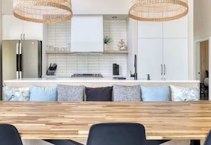 Wasserkocher mit Kaffee-/Teezubehör, Kühlschrank, Mikrowelle, Ofen