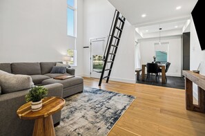 Smart TV, fireplace, table football, stereo - The Geaux Haus - a new modern home
2 mi from LSU (Baton Rouge)
