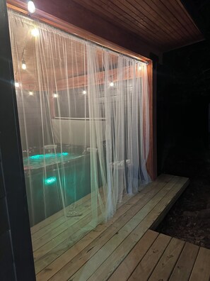 Indoor spa tub - The Geaux Haus - a new modern home
2 mi from LSU (Baton Rouge)