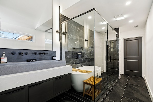 Shower, hair dryer, towels, soap - The Geaux Haus - a new modern home
2 mi from LSU (Baton Rouge)