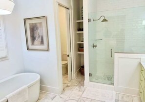 Chuveiro, secador de cabelo, toalhas de banho, shampoo