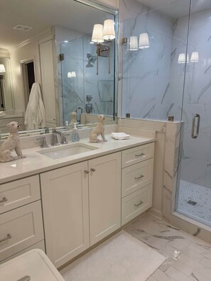 Shower, hair dryer, towels, shampoo - Colonial Cottage (Oxford)
