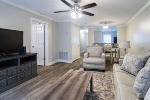 Smart TV, offices - Lovely Upstairs 2-Bedroom condo with a pool (Oxford)