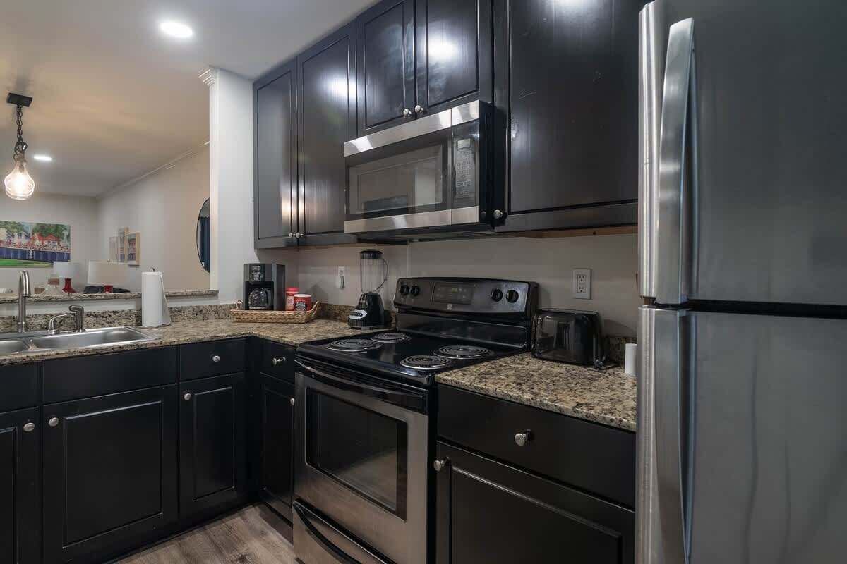 Geladeira, micro-ondas, fogão, cooktop
